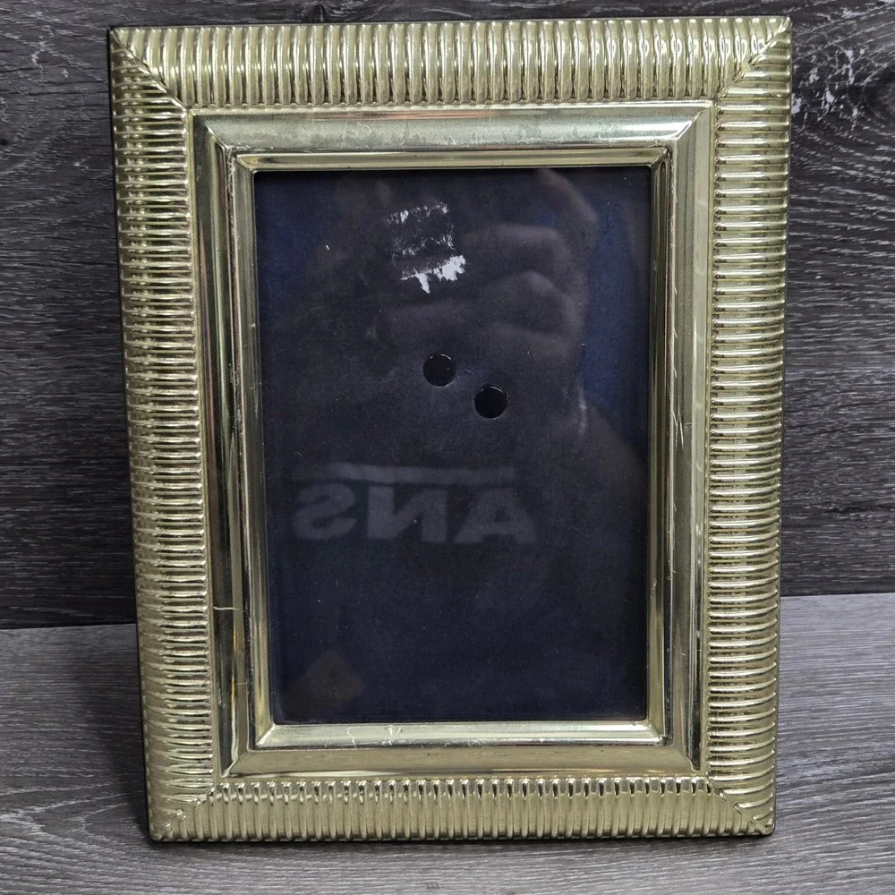 Vintage Gold Tone Textured Reeded Metal Picture Frame 5x7 Tabletop Wall Mount